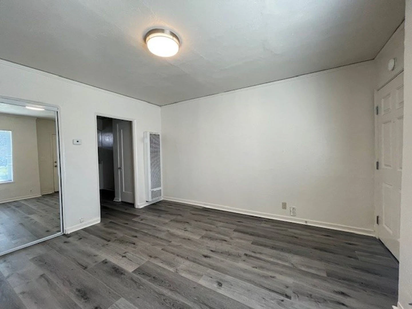 Quaint Studio, Freshly Painted, with modern fixtures, with front and back entrance, photo 3