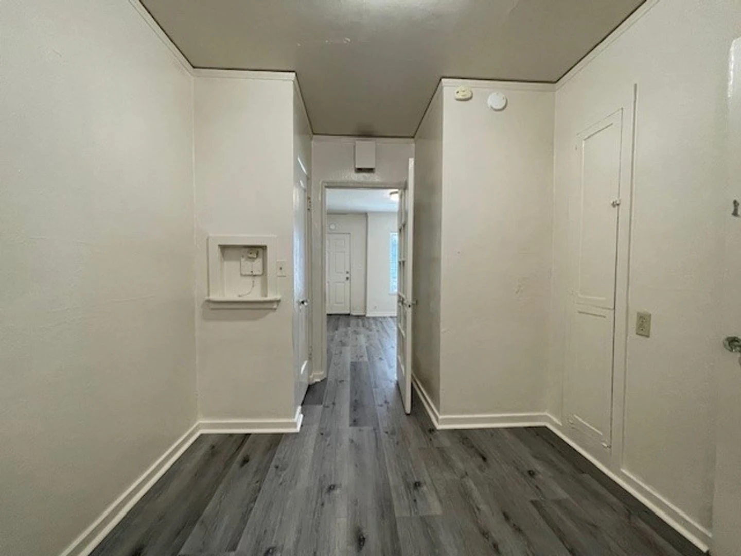 Quaint Studio, Freshly Painted, with modern fixtures, with front and back entrance, photo 4