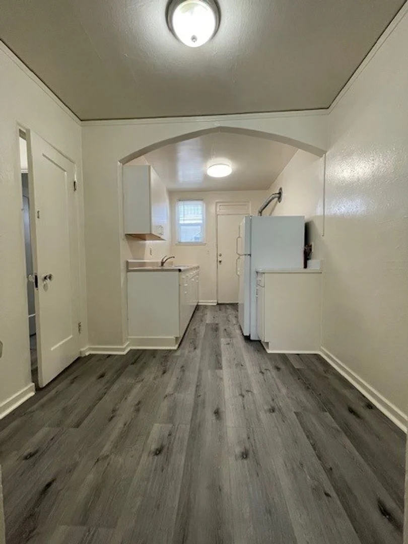 Quaint Studio, Freshly Painted, with modern fixtures, with front and back entrance, photo 5