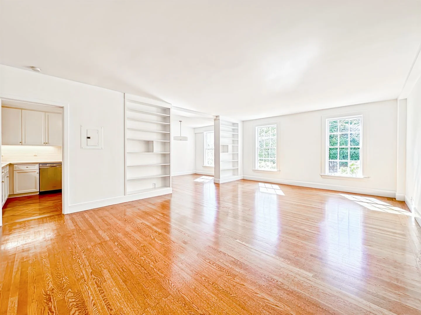 Elegant  Spacious 2BD/2BA 2 photo 3