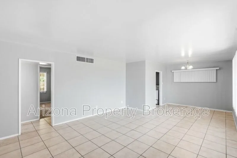 4640 E Oak St photo 3