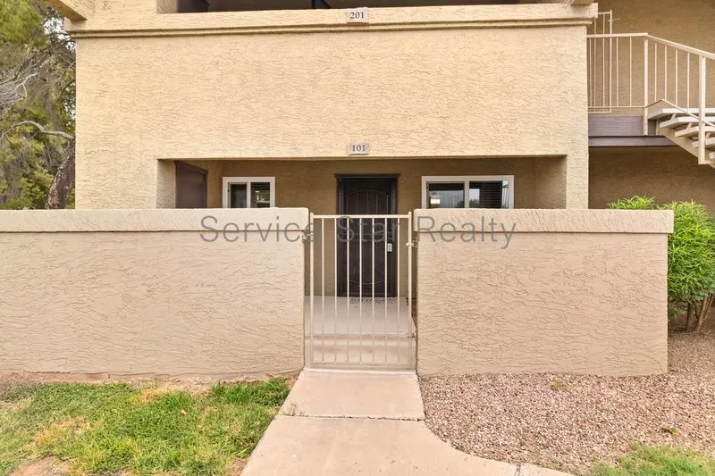 4050 E Cactus Rd Phoenix, AZ 85032 photo 2