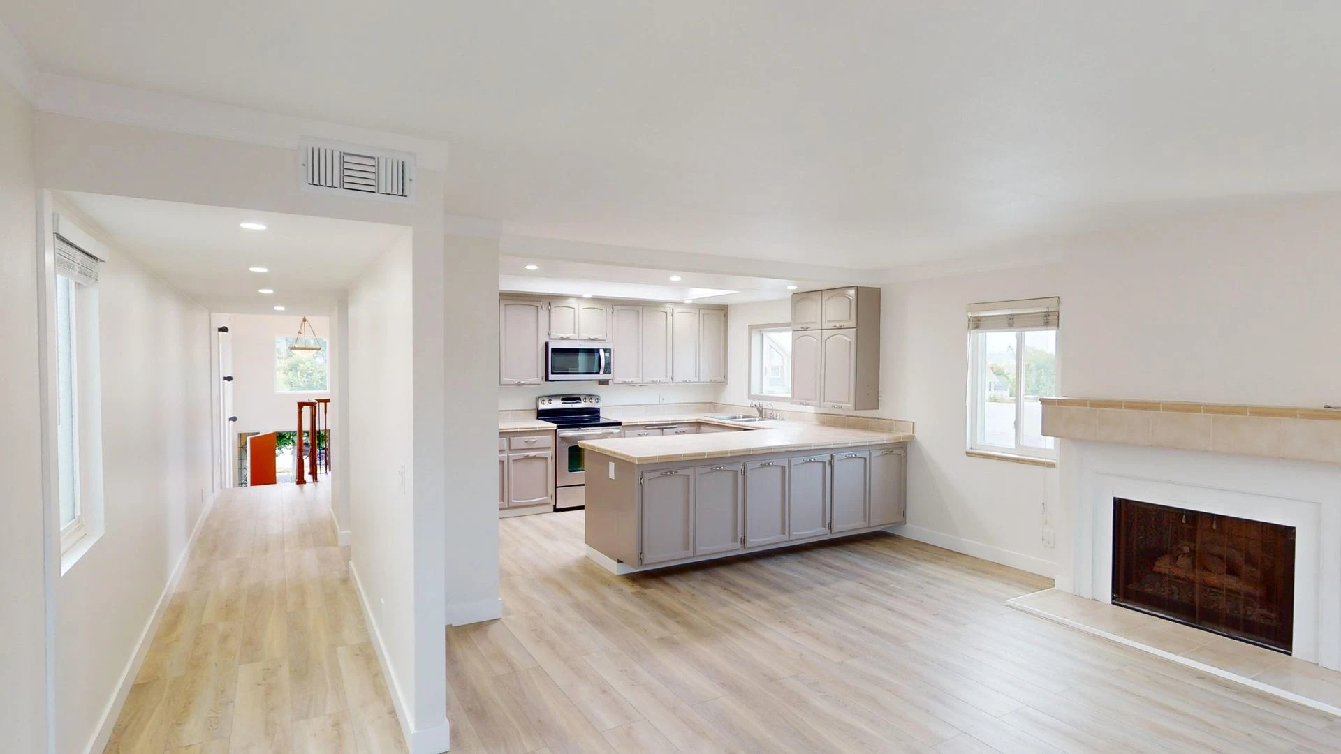 325 E Ave photo 4