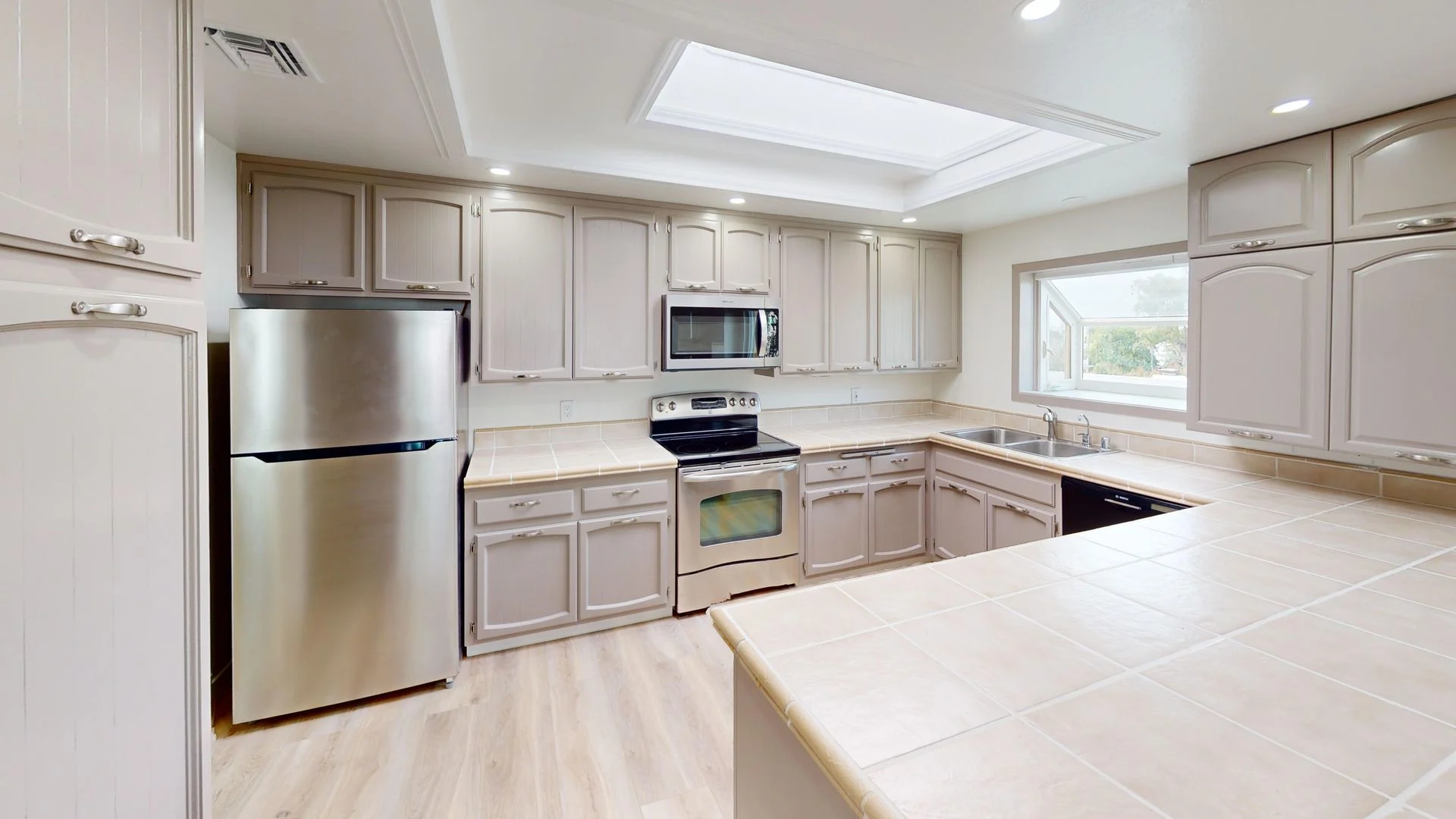 325 E Ave photo 3