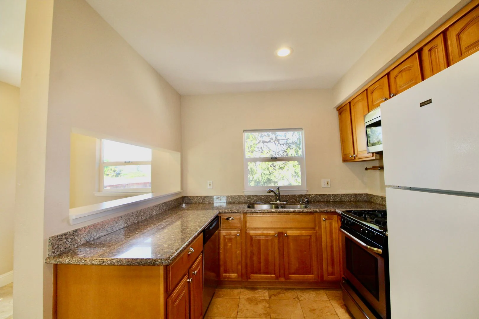 Two story unit w/ spiral staircase blocks from downtown Berkeley! In unit washer dryer! photo 5