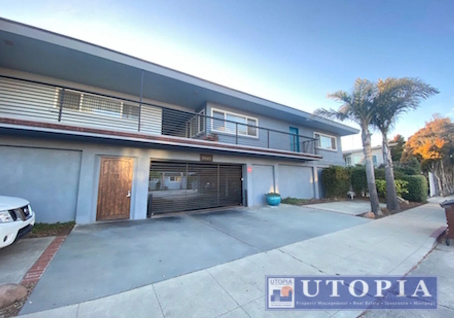 1140 E Cliff Dr photo 2