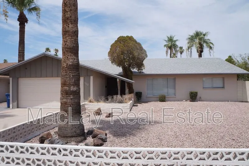 1732 E Hermosa dr photo 4