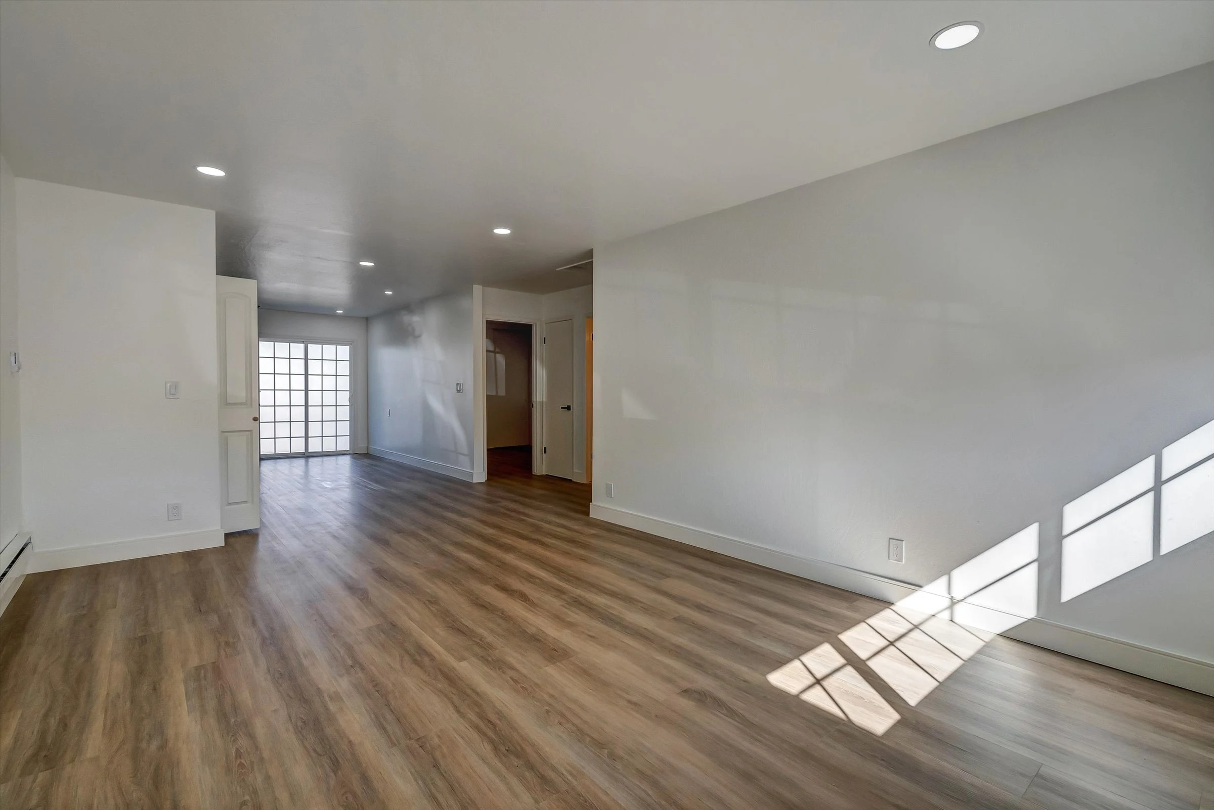568 Simon St photo 3