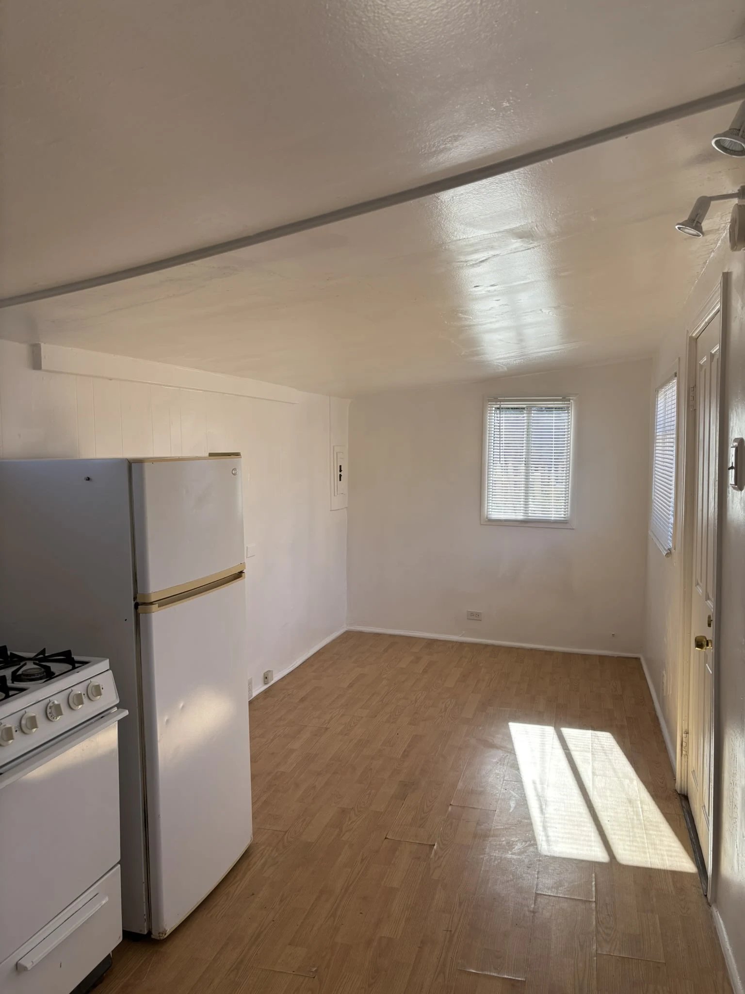 2041 Bacon St photo 3