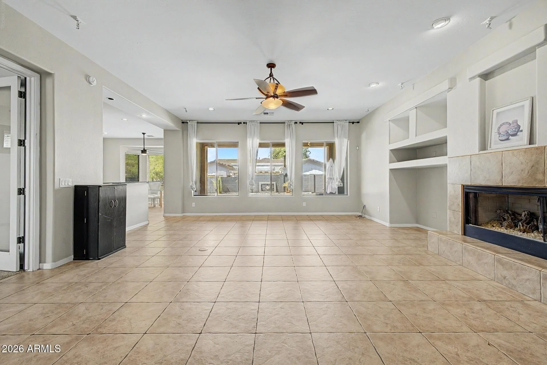 1902 E Desert Ln photo 5