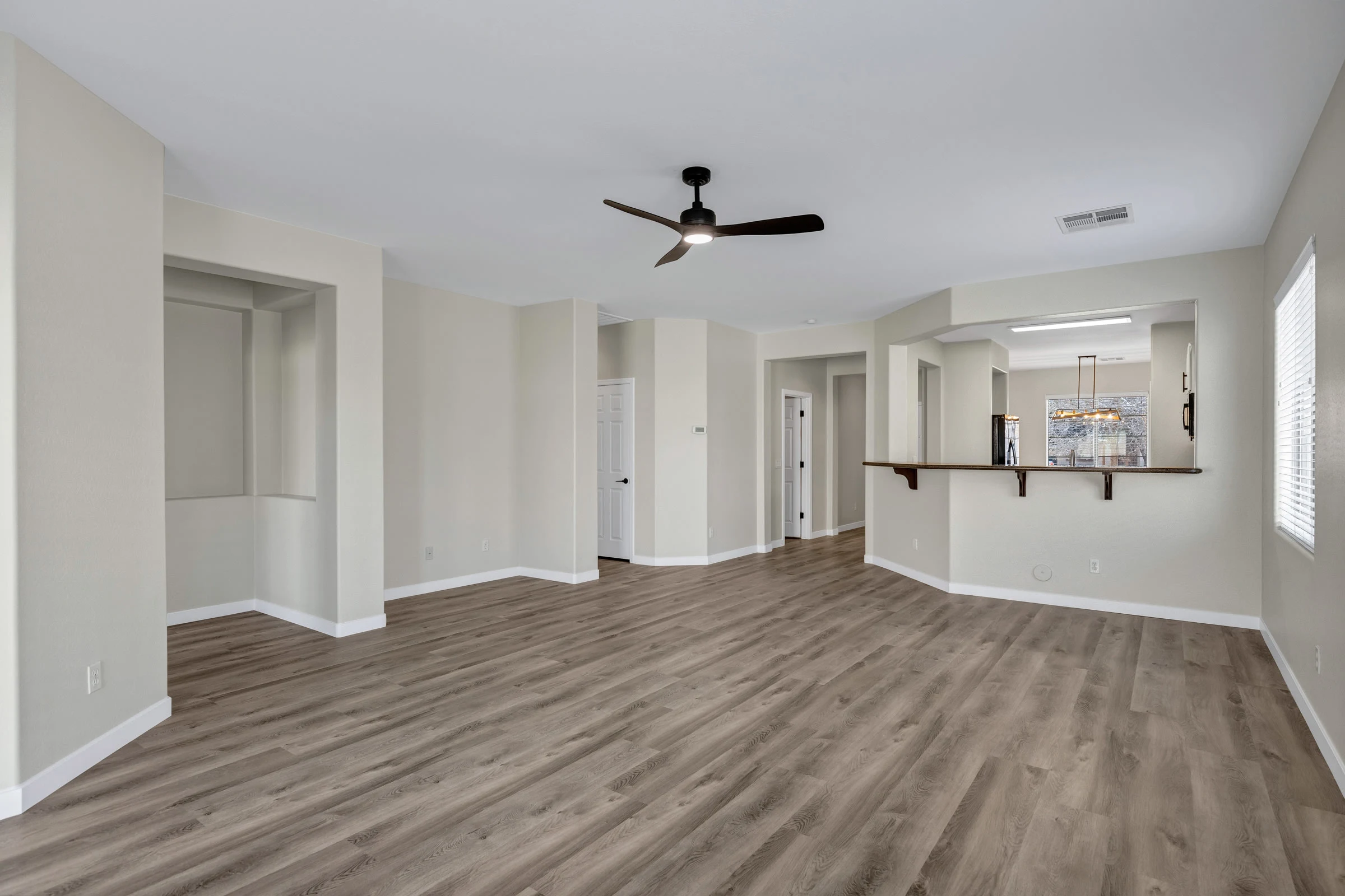 2408 West Tamarisk Avenue photo 2