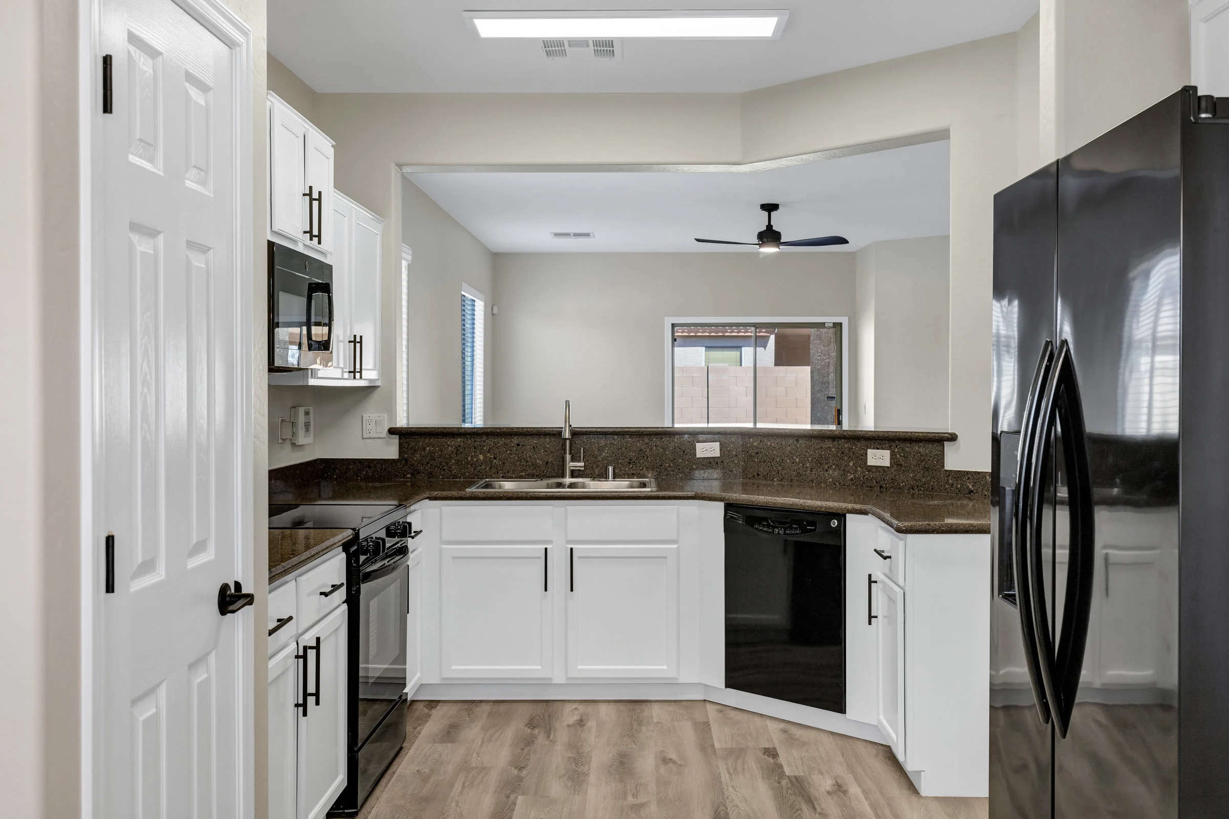 2408 West Tamarisk Avenue photo 3