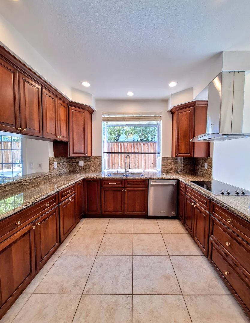 Beautiful 4bd House Next to Bay Trail photo 3