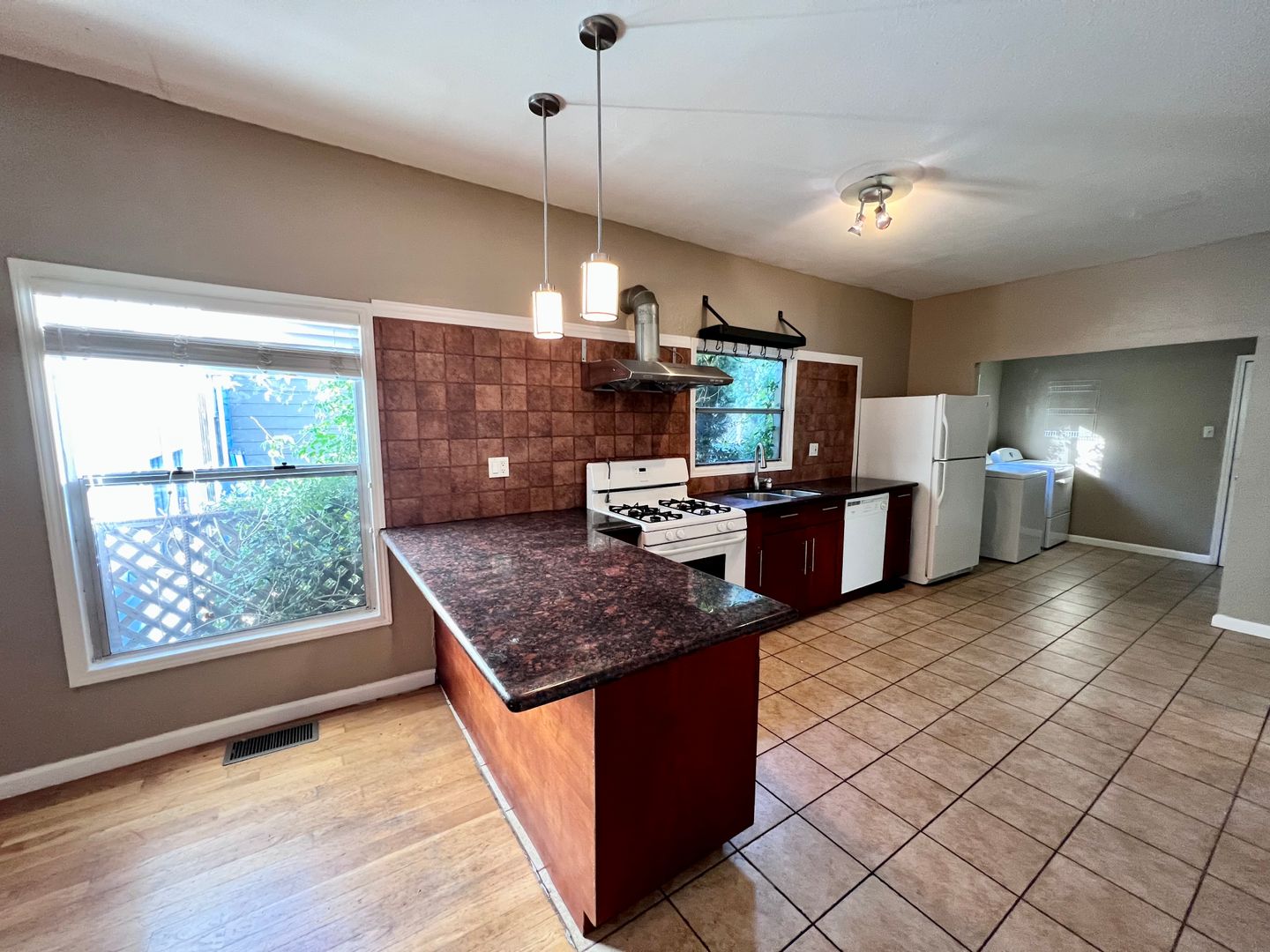3209 Hannah Street photo 2