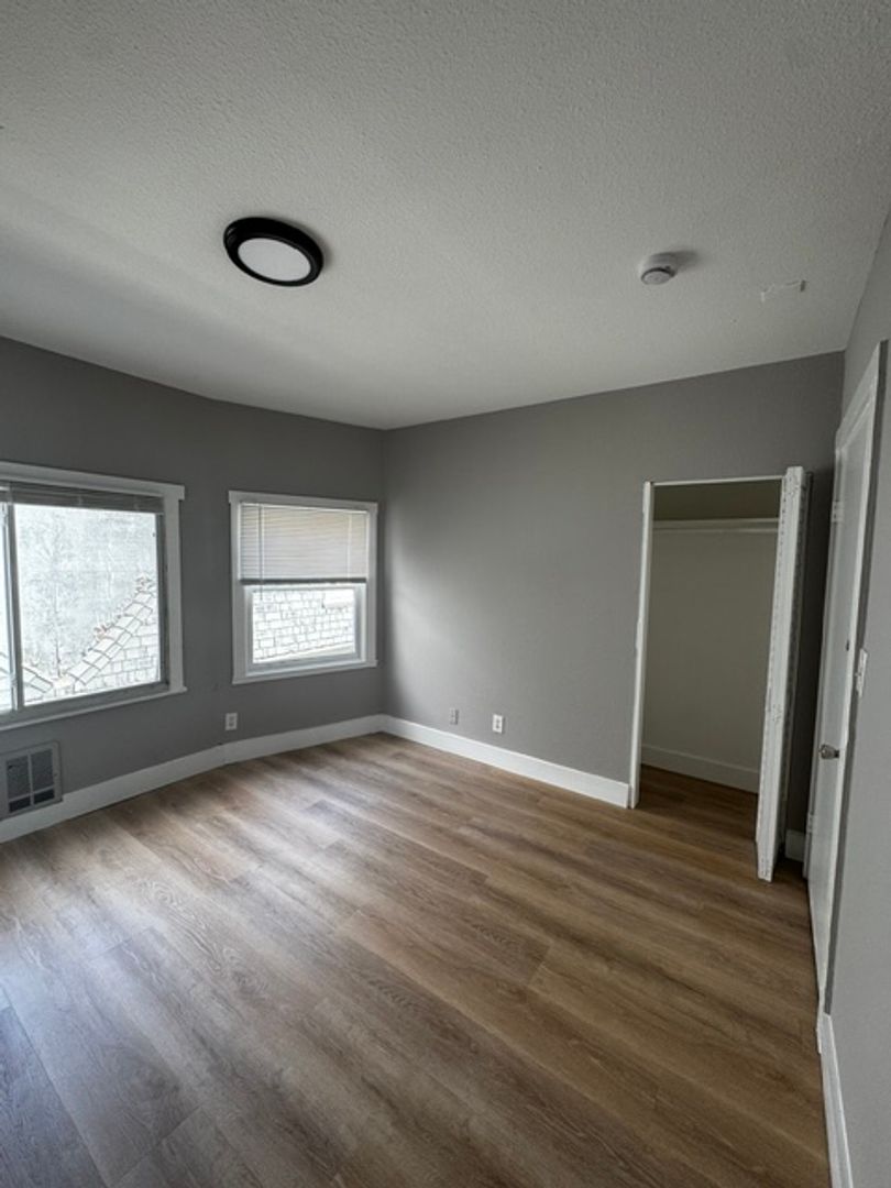 559 Sycamore St Room D photo 2