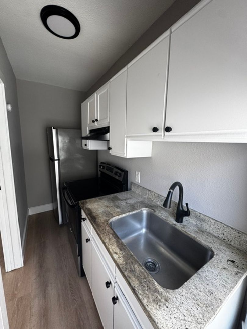 559 Sycamore St Room D photo 4