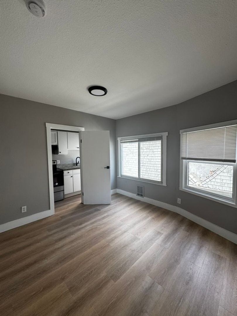 559 Sycamore St Room D photo 3
