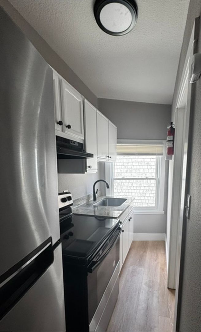 559 Sycamore St Room D photo 5