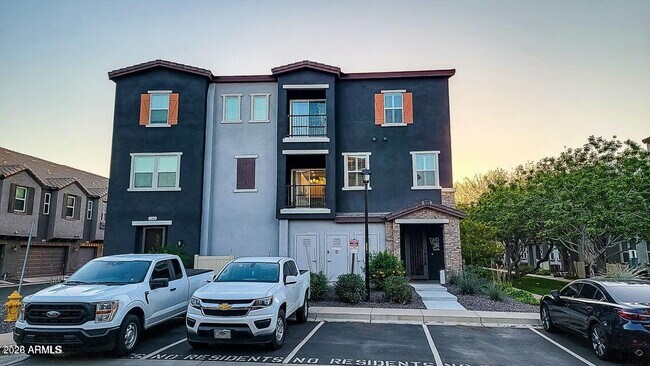 2362 E Huntington Dr photo 3