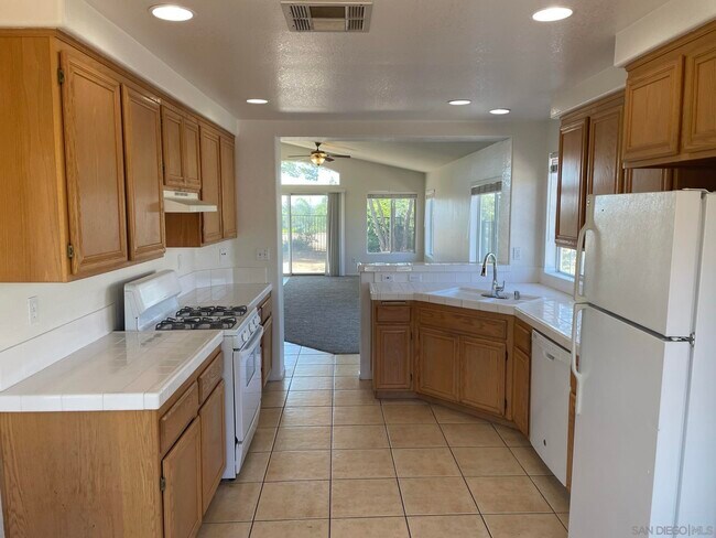 2401 Columbine Rd Alpine, CA 91901 photo 3