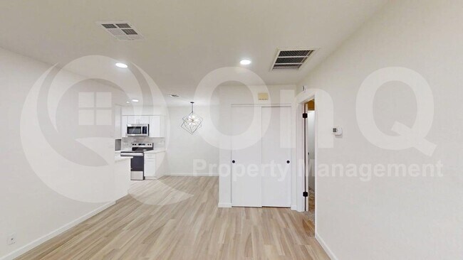 426 W Pontiac Dr Phoenix, AZ 85027 photo 3