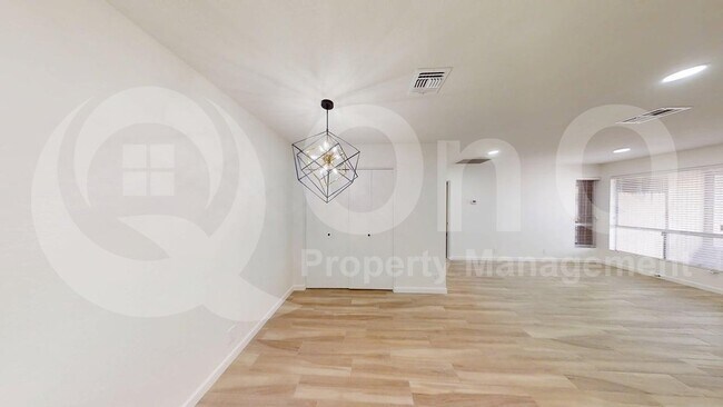 426 W Pontiac Dr Phoenix, AZ 85027 photo 4