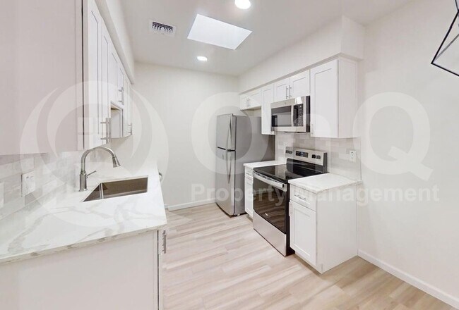 426 W Pontiac Dr Phoenix, AZ 85027 photo 2