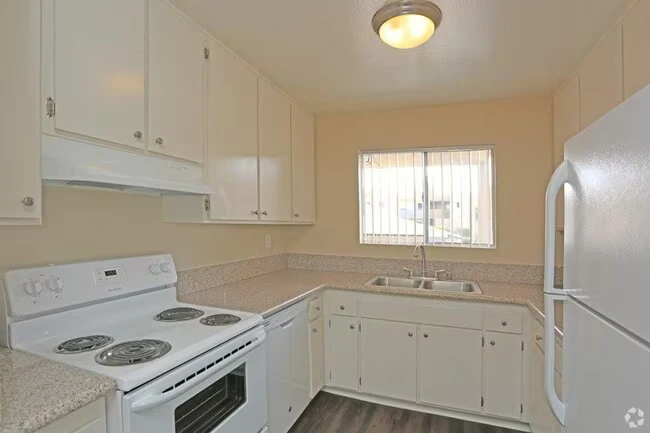 Villa Pacific Apartments photo 3