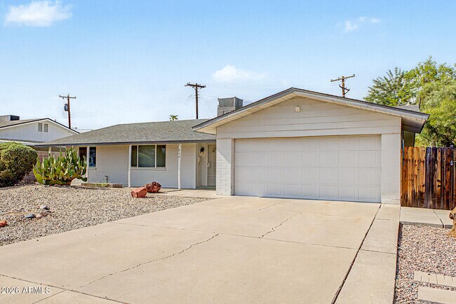 950 E Lilac Dr photo 3