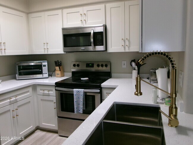 9151 W Greenway Rd Peoria, AZ 85381 photo 2