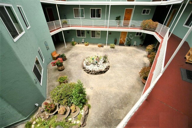301 Lenox Ave Oakland, CA 94610 photo 2