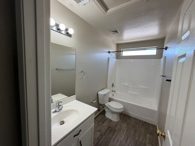3049 W Santa Cruz Ave photo 4