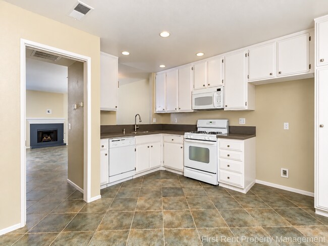 865 Violet Ct Carlsbad, CA 92011 photo 4