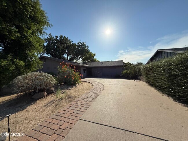 2114 S La Rosa Dr