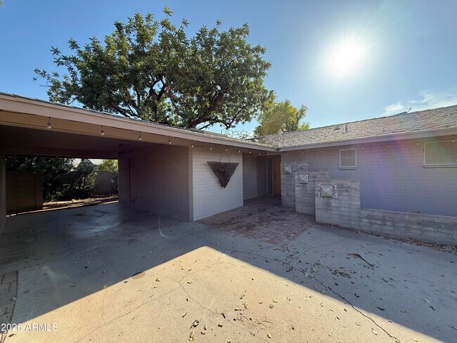 2114 S La Rosa Dr photo 4