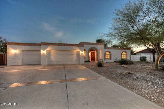 5345 E Crocus Dr photo 4