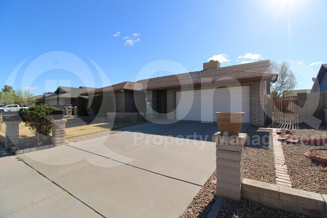10243 N 65th Ave Glendale, AZ 85302 photo 2
