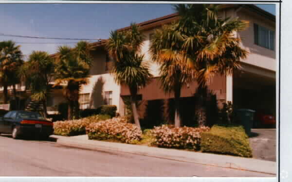 Four Seasons Apartments photo 2