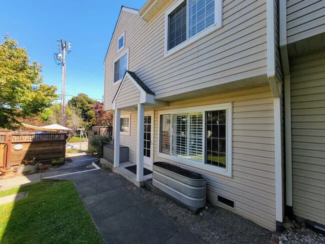 120 Golden Ridge Ave Sebastopol, CA 95472 photo 2