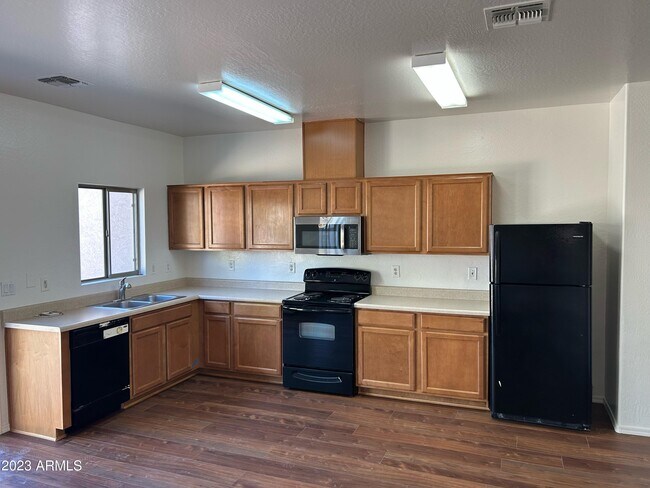 7032 W Lincoln St Peoria, AZ 85345 photo 2