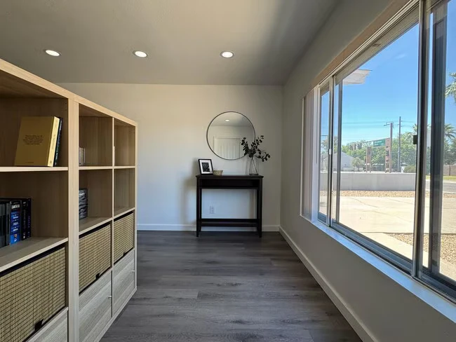 907 E Broadmor Dr Tempe, AZ 85282 photo 2