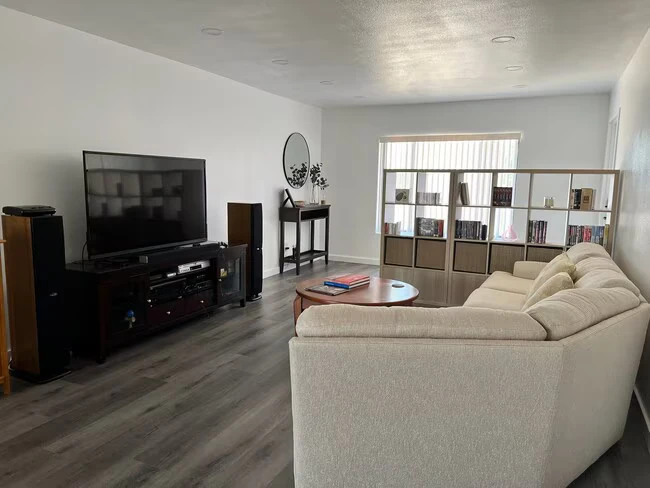 907 E Broadmor Dr Tempe, AZ 85282 photo 5