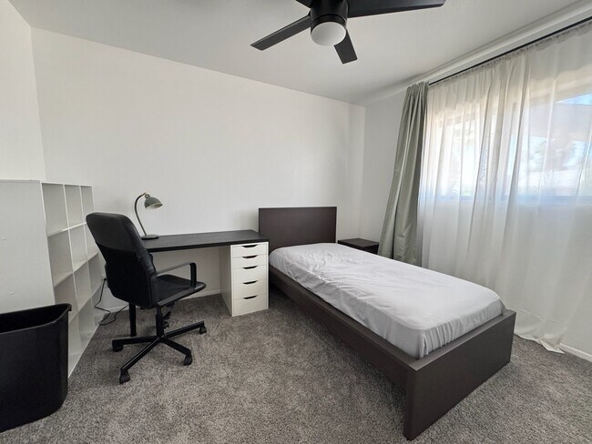 907 E Broadmor Dr Tempe, AZ 85282 photo 3