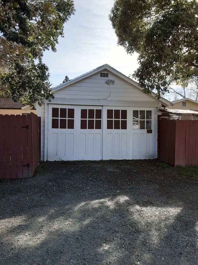 684 B St Martinez, CA 94553 photo 3