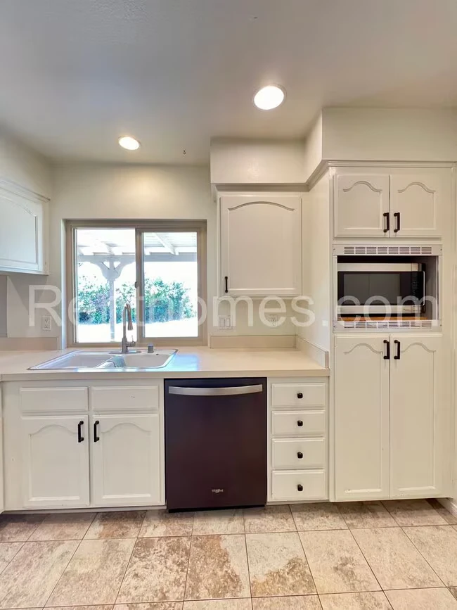 1426 Kingston Dr Escondido, CA 92027 photo 5