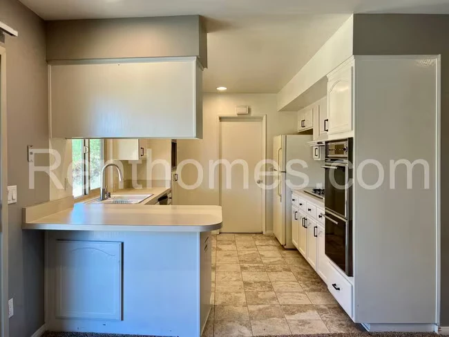 1426 Kingston Dr Escondido, CA 92027 photo 4