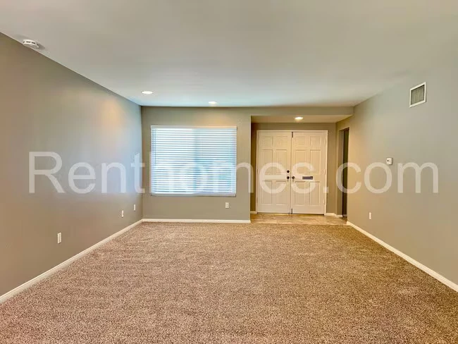 1426 Kingston Dr Escondido, CA 92027 photo 2