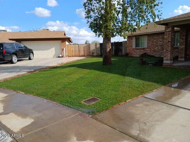 5111 W Beverly Ln photo 3
