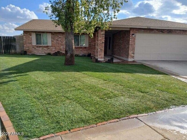 5111 W Beverly Ln photo 2