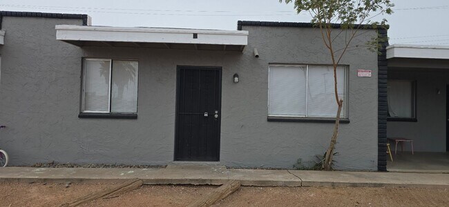 827 E Hazel Dr Phoenix, AZ 85042 photo 3